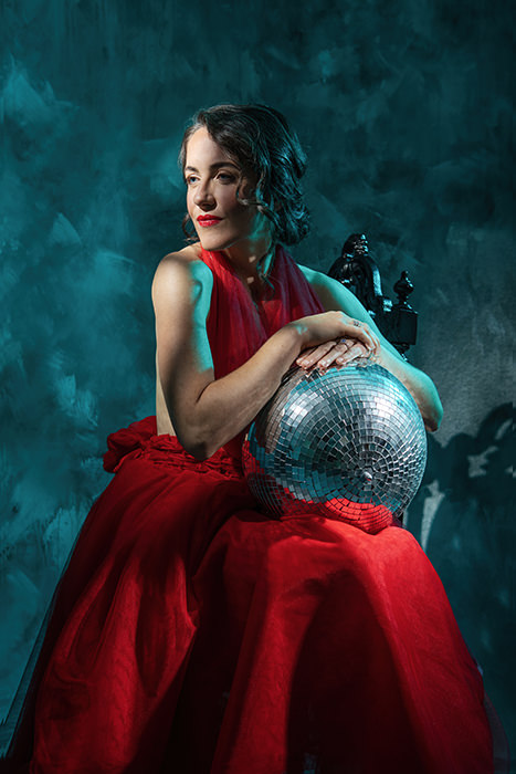 portrait femme artistique avec boule à facette et tutu de danseuse rouge sur fond peint et gélatine de couleurs bleue