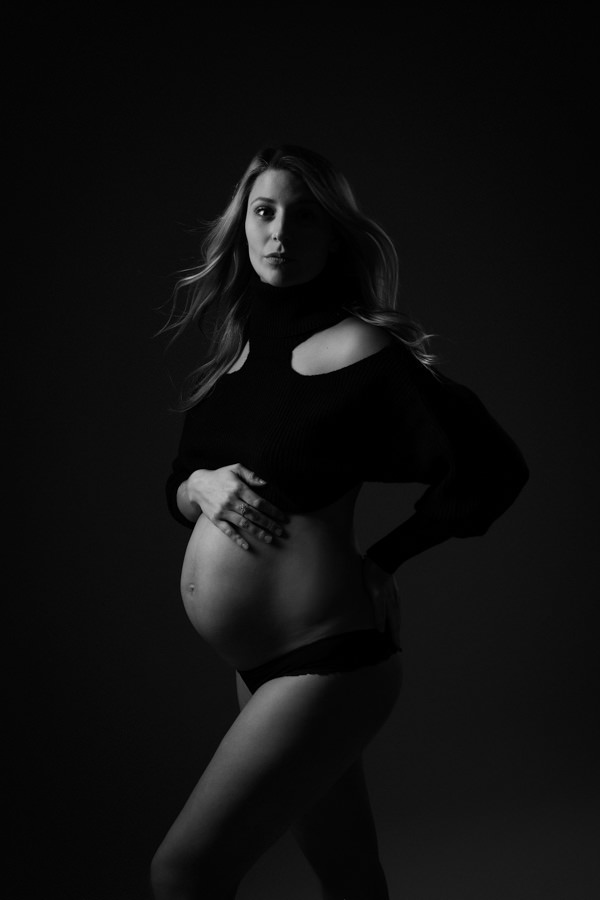 pose classique femme enceinte en body noir