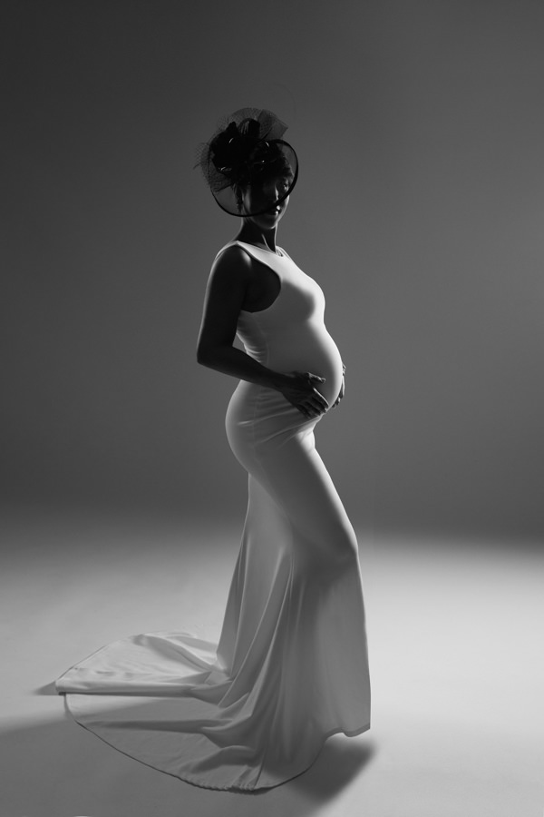 portrait élégant de femme enceinte en robe blanche coupe sirène