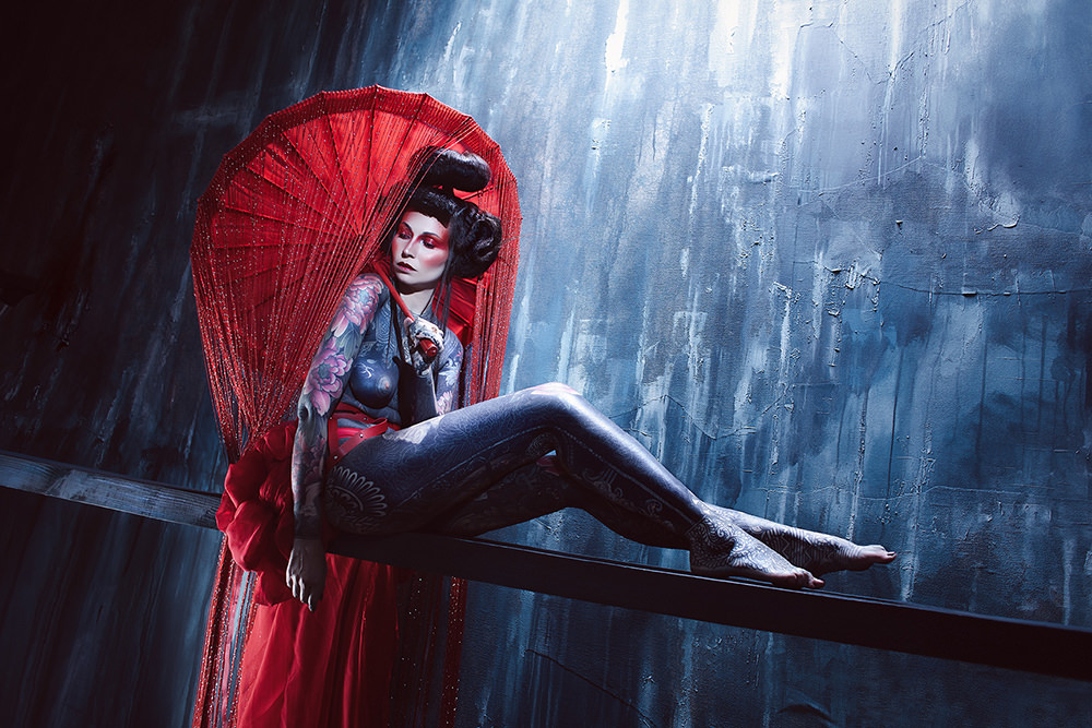 projet photo geisha rouge et bleu portrait et fond peint z roc backdrops ombrelle