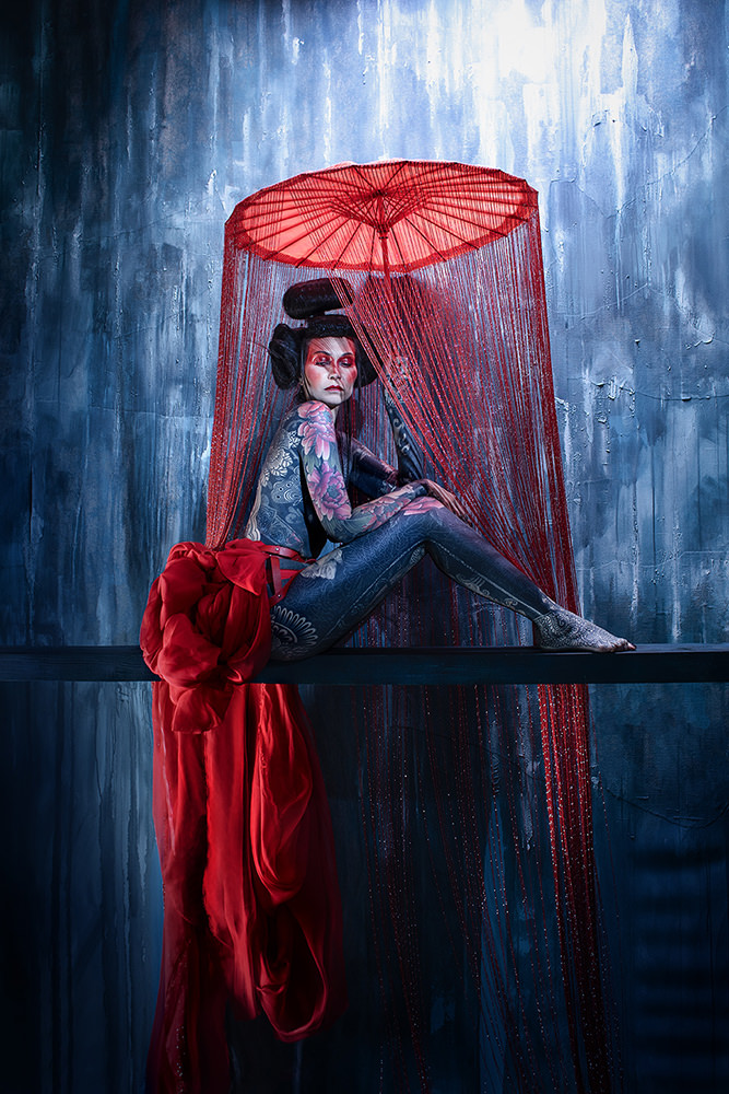 projet photo geisha rouge et bleu ombrelle