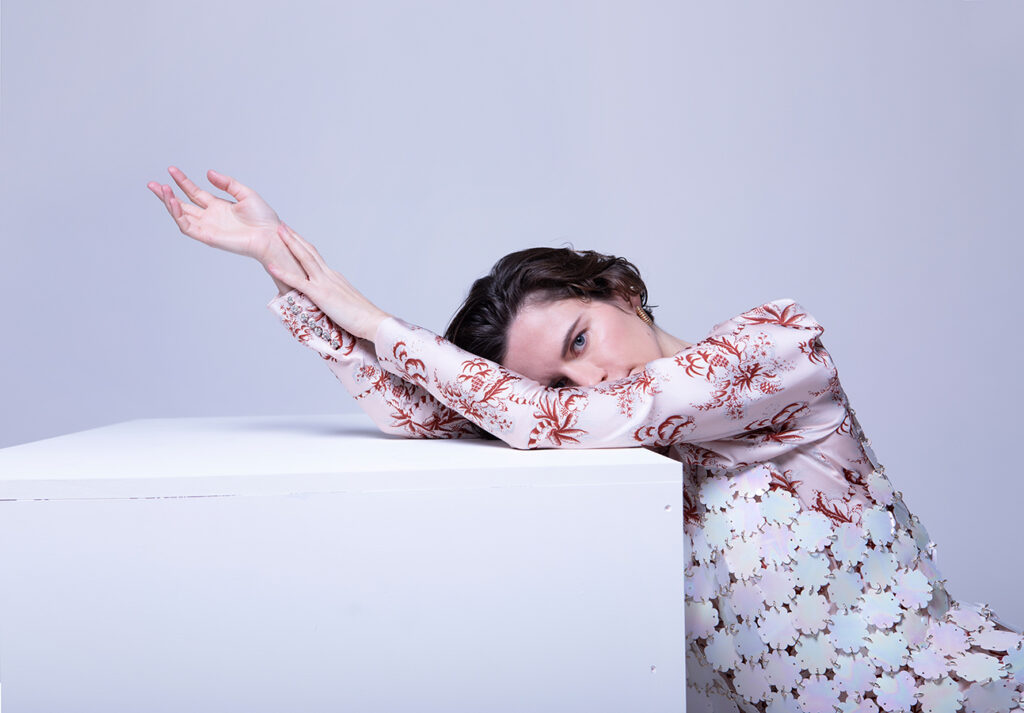 portrait femme style mode cube blanc top paco rabane