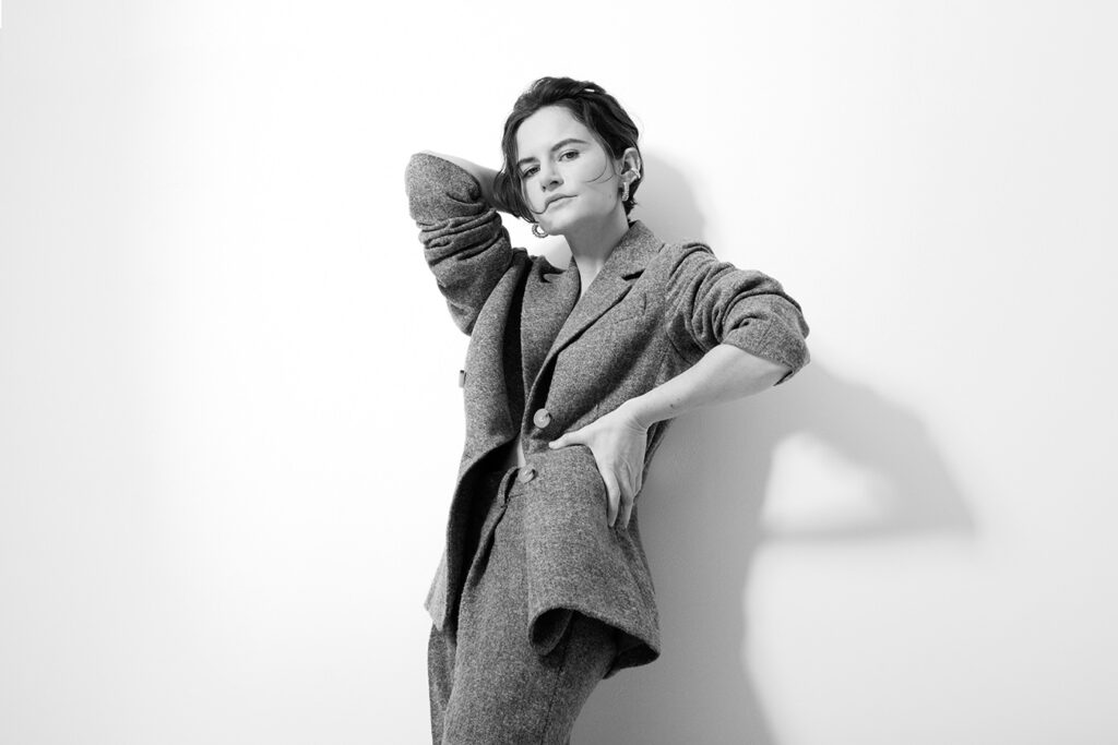 portrait femme androgyne costume dad style mode