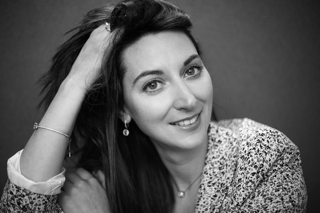 portrait noir et blanc classique femme de 30 ans