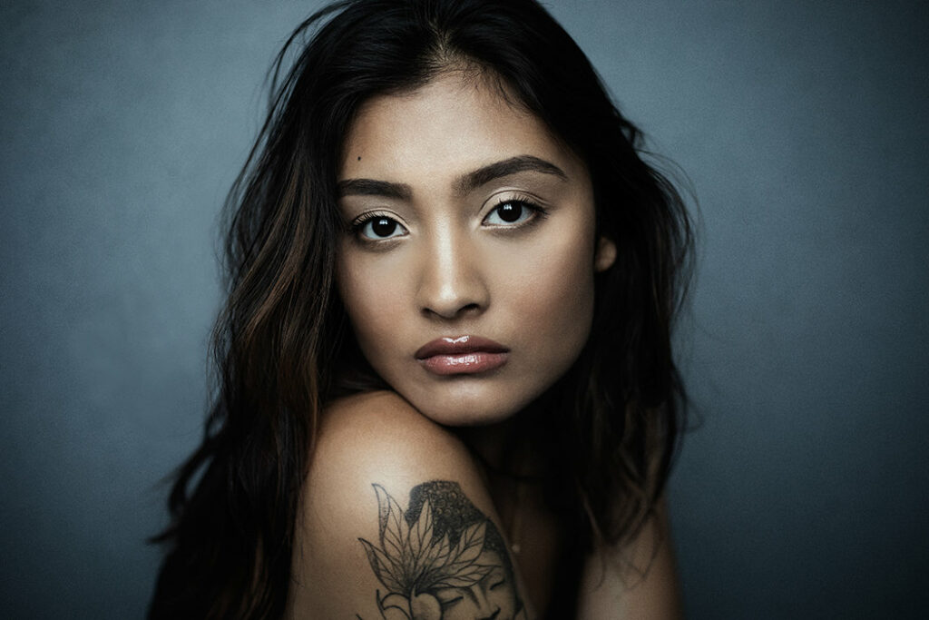 portrait femme asiatique en couleur lumiere naturelle expression moue boudeuse