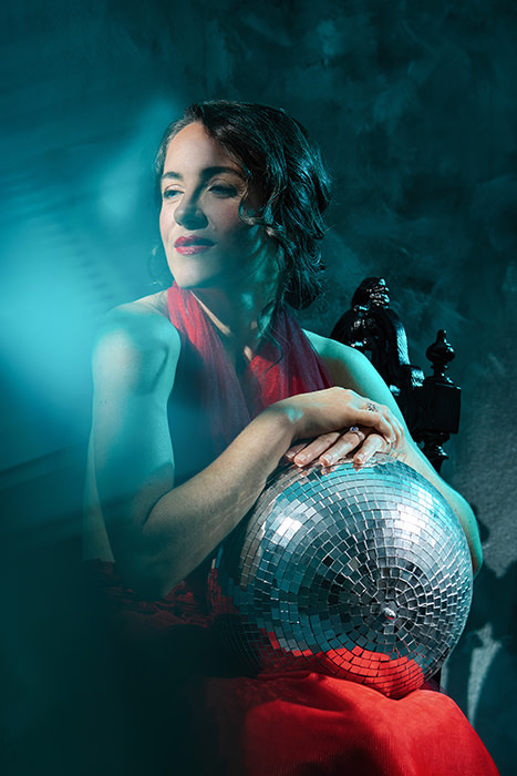 portrait femme artistique avec boule à facette et tutu de danseuse rouge sur fond peint et gélatine de couleurs bleue