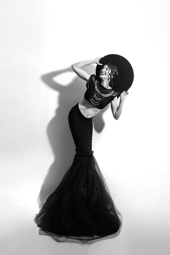 portrait femme artistique graphique en noir et blanc style mode et vintage avec robe sirène noire et chapeau