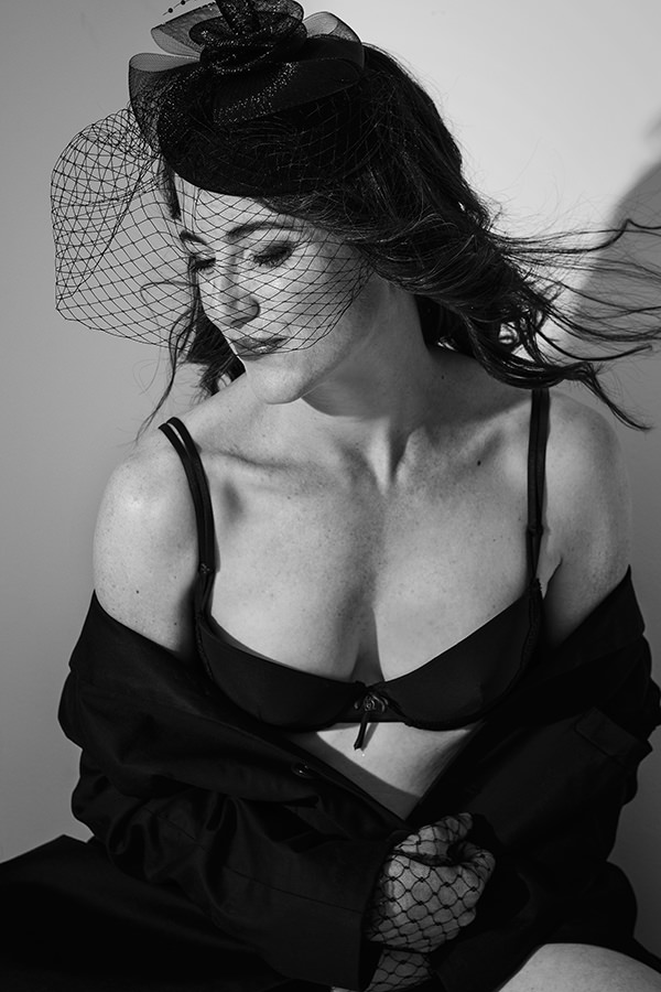 photo femme boudoir style vintage avec bibi et voilette