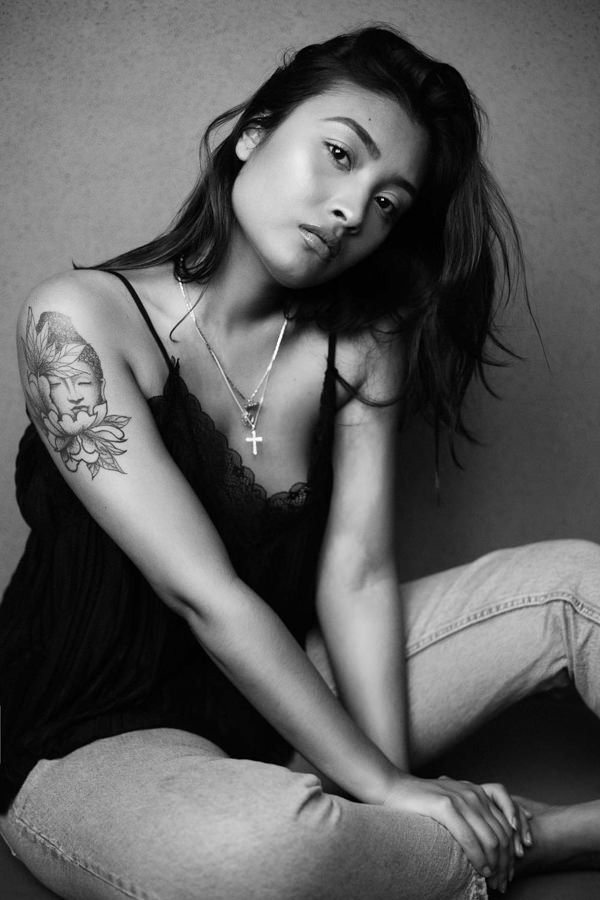 PORTRAIT femme asiatique tatouée noir et blanc style mode