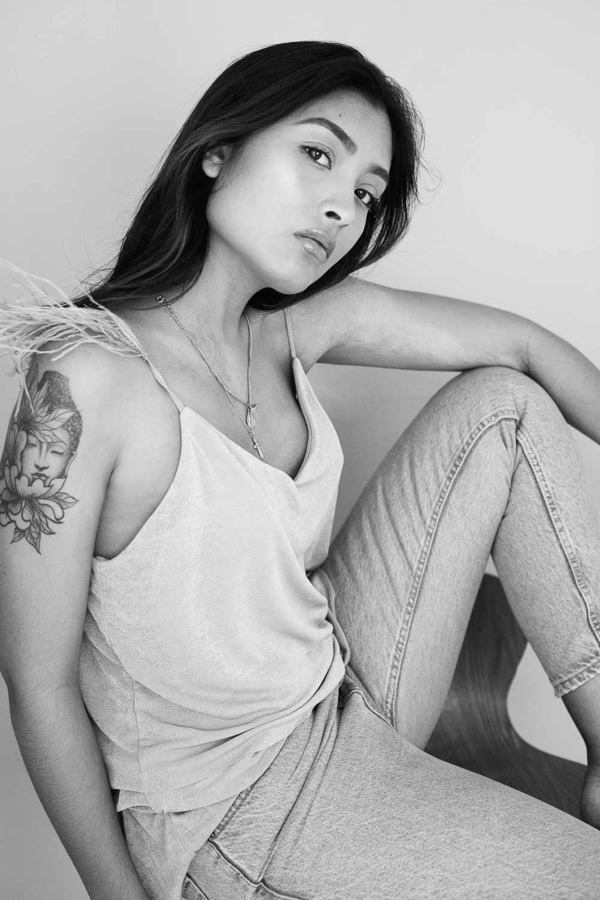 PORTRAIT studio femme asiatique tatouée noir et blanc