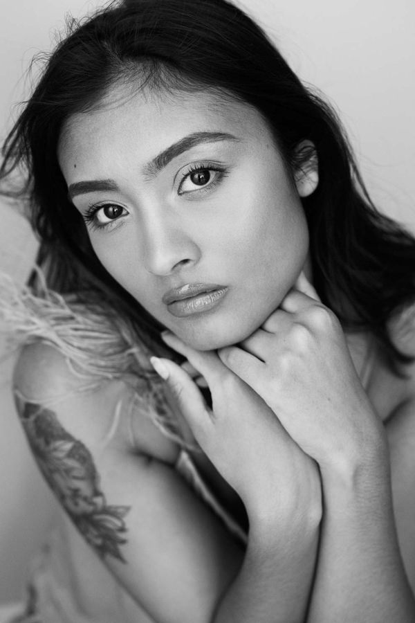 PORTRAIT studio femme asiatique tatouée noir et blanc