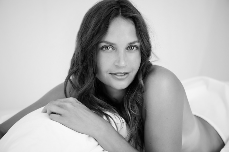 portrait femme semi noir dans drap blanc et lit à baldaquin