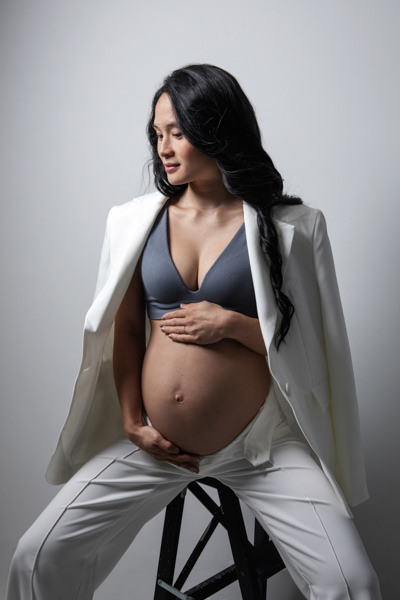 portrait femme enceinte avec tailleur blanc zara