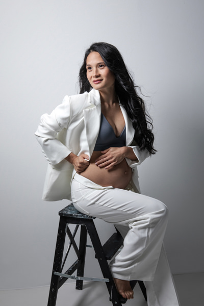 portrait femme enceinte avec tailleur blanc zara