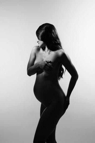 photo de grossesse nu en noir et blanc silhouette