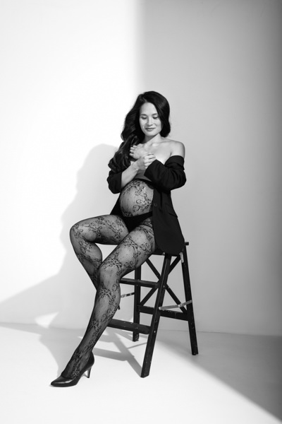 portrait noir et blanc photo de grossesse élégante