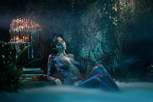 photo studio avec décor femme tatouée body suit dans bain et jungle