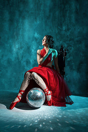 photo studio danseuse en tutu rouge avec boule à facette et décor peint à la main