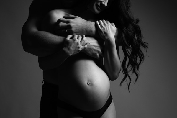 silhouette femme enceinte en clair-obscur