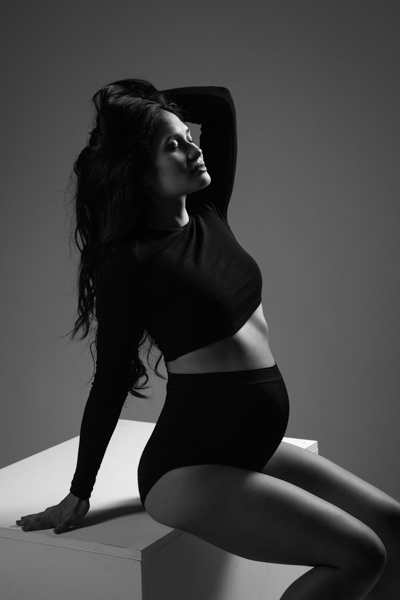 Portrait femme enceinte mode en noir et blanc