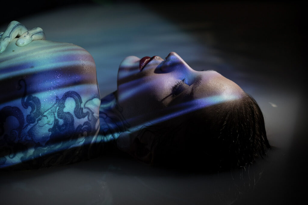 portrait femme tatouée poétique avec projection sur corps