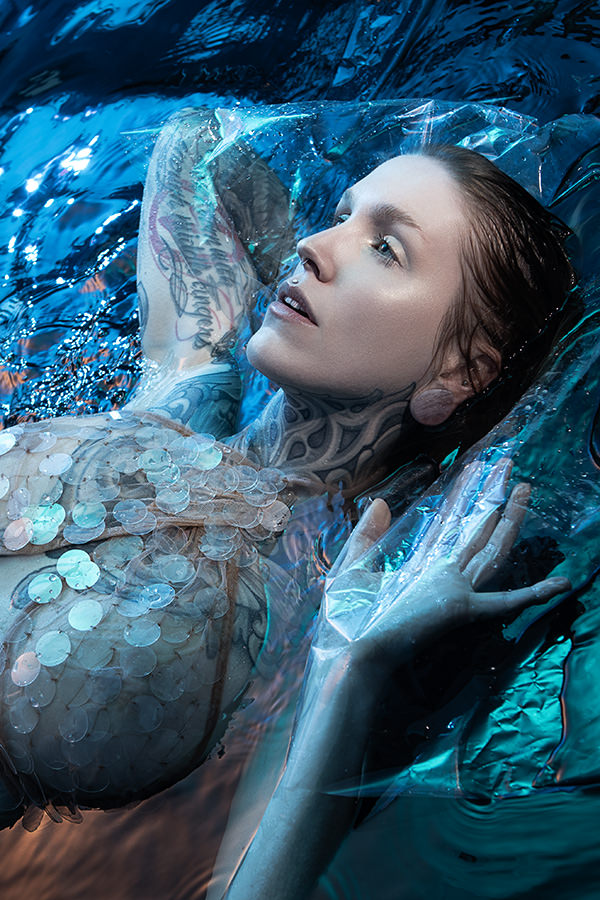 Mermaids séance photo artistique dans l'eau en studio