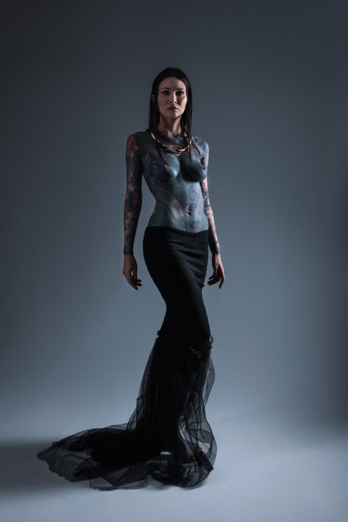 portrait semi nu femme tatouée body suit céline aieta - collier créatrice frédérique tilly