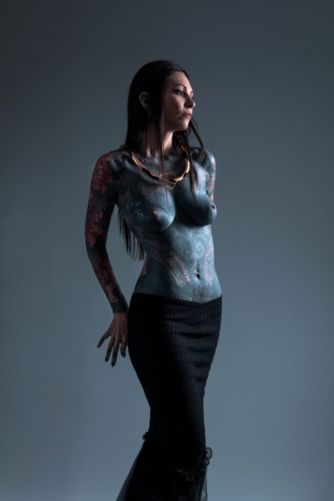 portrait semi nu femme tatouée body suit céline aieta - collier créatrice frédérique tilly