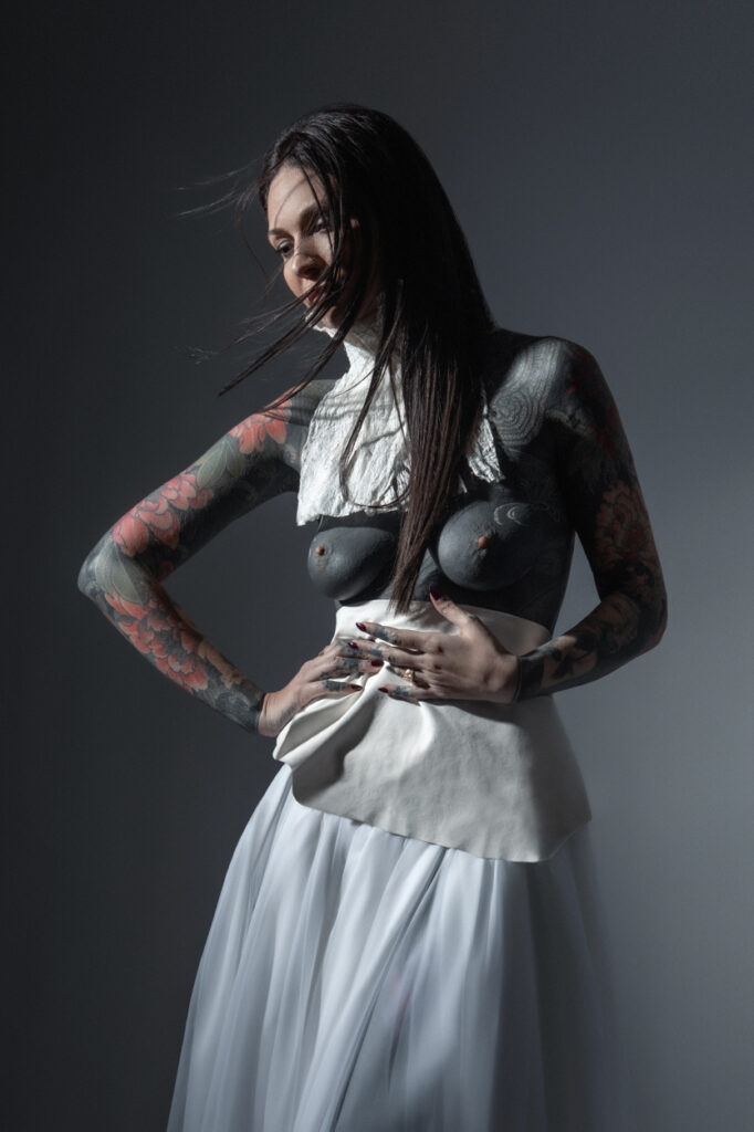 portrait artistique et tenue de créateur robe blanche femme tatouée shooting photo réalisé lors de la formation photo créative de aurelia cordiez