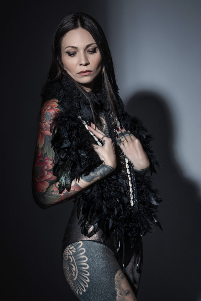 céline aieta portrait artistique femme tatouée créatrice plastron Matisdéco 
