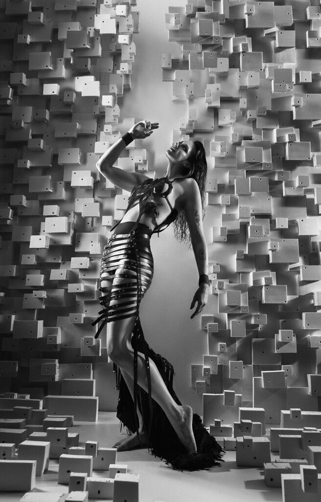 Photo de Aurélia Cordiez réalisée pour Stephanie Santos Official - 3D Printed Lingerie - Décor pixel futuriste tons nude -mannequi avec body blanc, moon boots et plastron